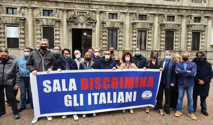 La xenofobia della Lega in scena a Milano: 
