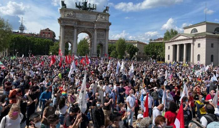 La manifestazione all'arco della pace a Milano in difesa della legge Zan