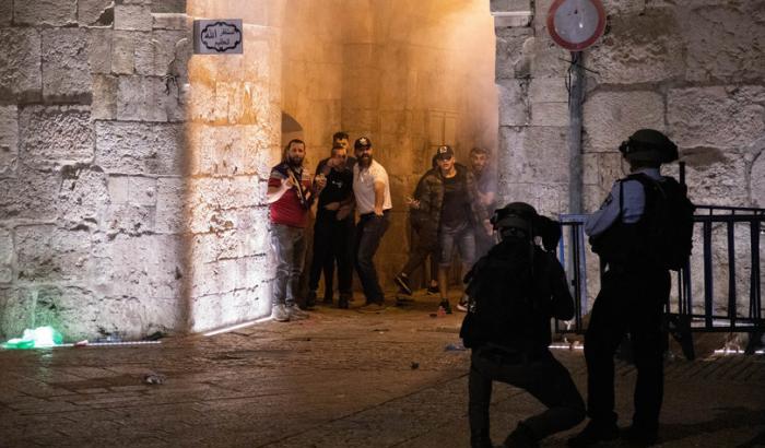 Nuovi scontri tra palestinesi e poliziotti israeliani sulla Spianata delle Moschee a Gerusalemme