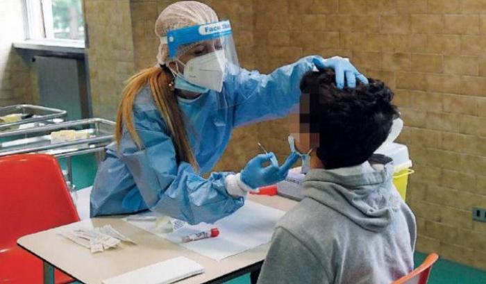 Continua il calo Covid: scendono ricoveri e tasso di positivit&agrave; ma altri 251 morti