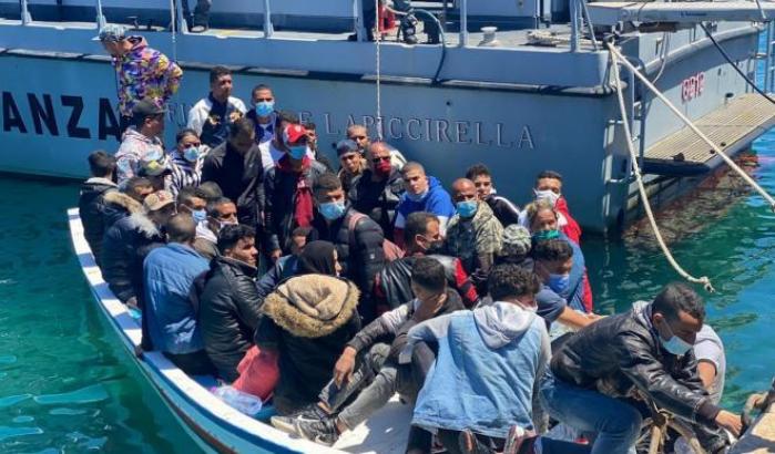 Nella notte sbarcati 134 migranti a Lampedusa, ma altre navi in difficoltà nel Mediterraneo