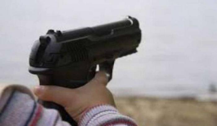 Bimbo di due anni trova una pistola in casa: ferisce se stesso e i genitori