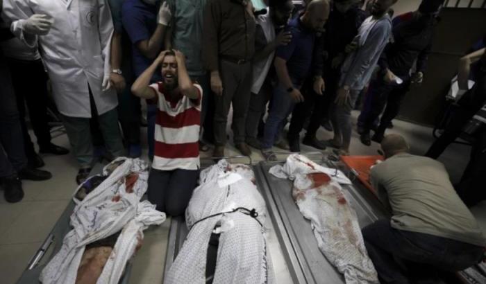 Bombardamento di israele nel capo profughi di Al Shati a Gaza