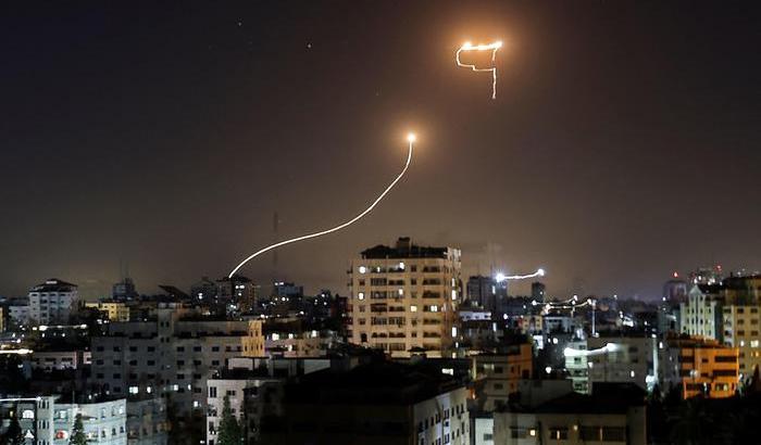 Ennesima notte di fuoco a Gaza ma c'è una speranza per il cessate il fuoco