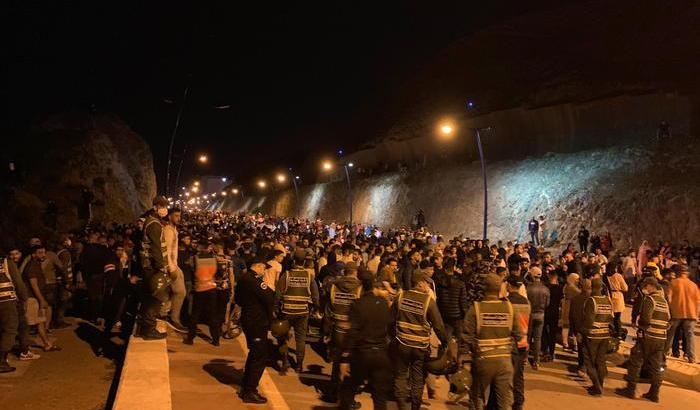 La Spagna travolta da cinquemila arrivi a Ceuta: mille sono minori migranti