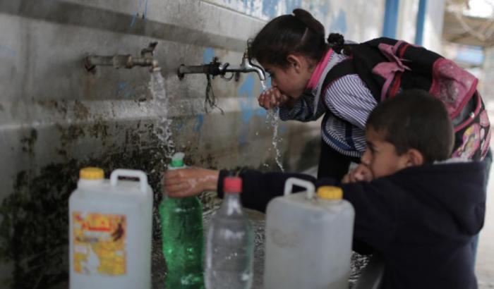 Oxfam: "Dopo gli attacchi su Gaza quasi 500 mila persone senza cibo e acqua"