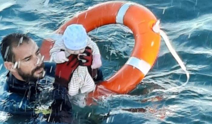 L'immagine simbolo dell'arrivo dei migranti in Spagna: un agente salva dal mare un neonato