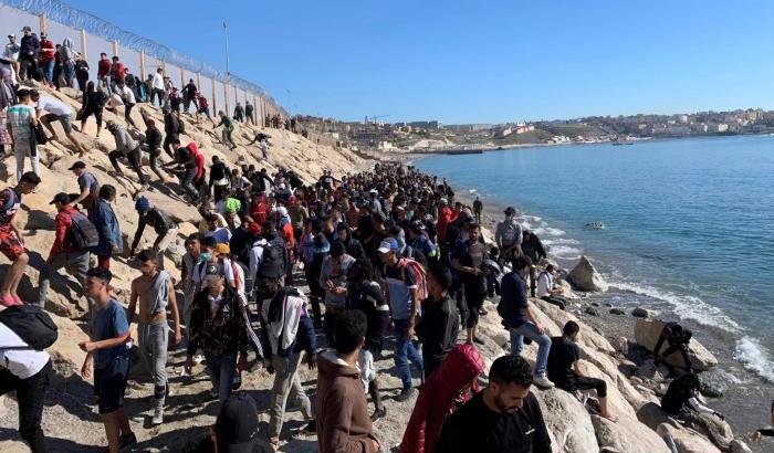 Caos di migranti nell'enclave spagnolo di Ceuta