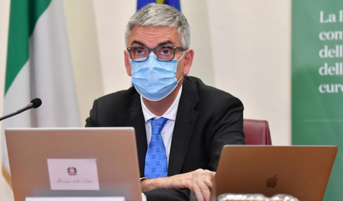 L'appello di Brusaferro: "Vaccini e rispetto delle regole per cacciare indietro i contagi"