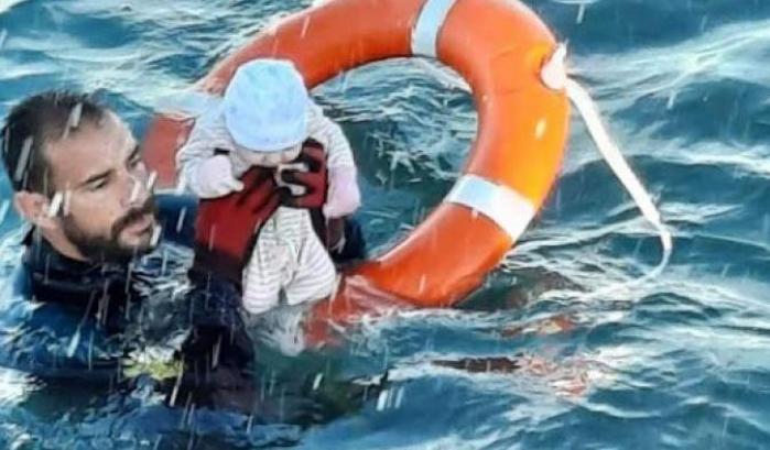 L'agente spagnolo che salva il neonato in mare