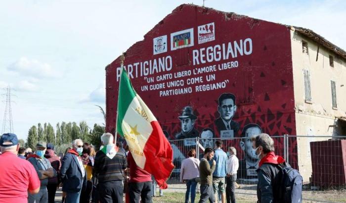 L'autostrada chiede la rimozione di un murale dei partigiani: l'ira del sindaco