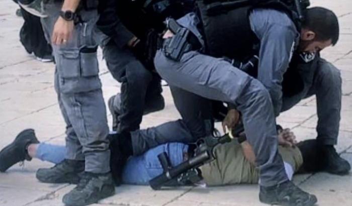 La polizia israeliana aggredisce i musulmani alla spianata delle moschee: sei arresti