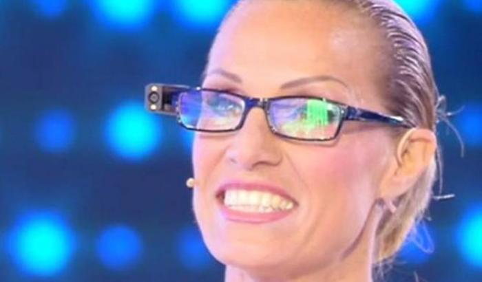 Annalisa Minetti riesce a vedere grazie a occhiali "particolari": "Leggo le favole ai miei bimbi"