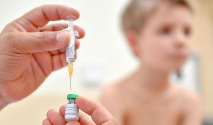 Medico vaccina erroneamente una bambina di 9 anni in Germania: licenziato in tronco