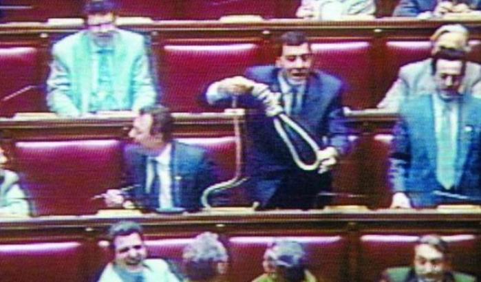 L'ex leghista Leoni Orsenigo: "Il mio cappio in parlamento? Legittimo e lo rivendico"