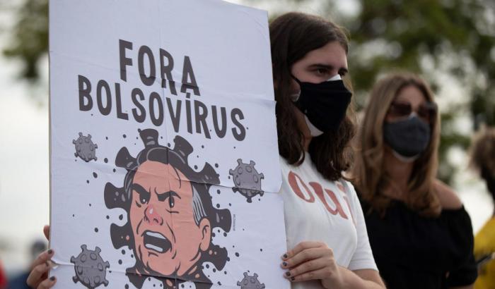 Disastro Covid: il Brasile scende in piazza contro il negazionista Bolsonaro