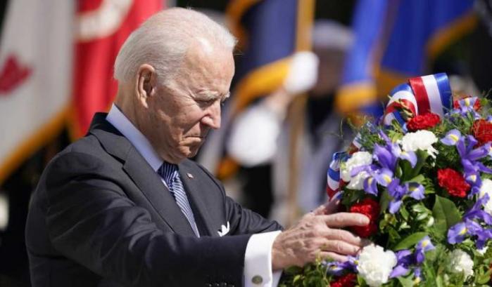 Il monito di Biden a Arlington: "La democrazia è in pericolo"