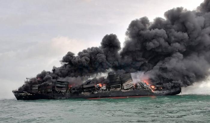 X-Press Pearl, nave carica di sostanze chimiche che sta affondando al largo della costa dello Sri Lanka