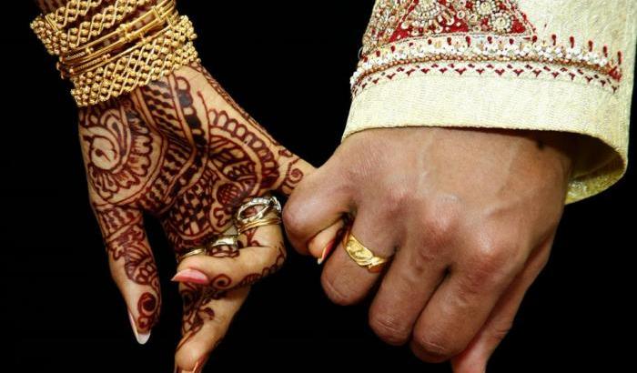 Quanto vale la vita di una donna in India: la sposa muore durante il matrimonio, rimpiazzata con la sorella