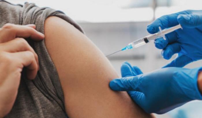 La Fondazione Einaudi: "Pubblicare il numero dei deceduti tra i vaccinati"