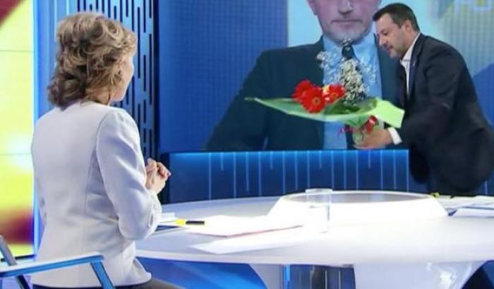 Imbarazzo a Otto e mezzo, dopo due anni Salvini mantiene la promessa: mazzo di fiori per Lilli Gruber