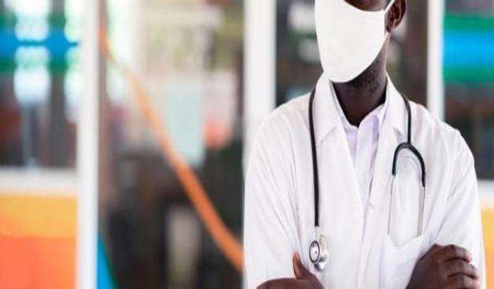 Medico fiscale di colore aggredito: "Negro di m..., da qui non esci vivo"