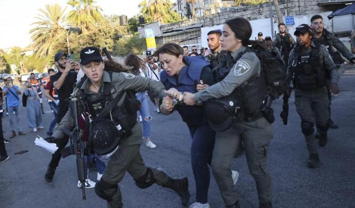 Givara Budeiri arrestata dalla polizia israeliana mentre seguiva una manifestazione palestinese a Sheikh Jarrah