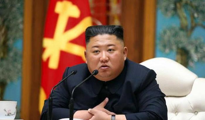 Kim Jong Un contro gli abiti "stranieri": chi indossa i jeans rischia la pena di morte