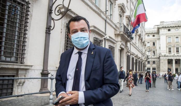 Miserie di Salvini: posta il video di uno squilibrato di colore e se la prende con la sinistra ‘radical chic’