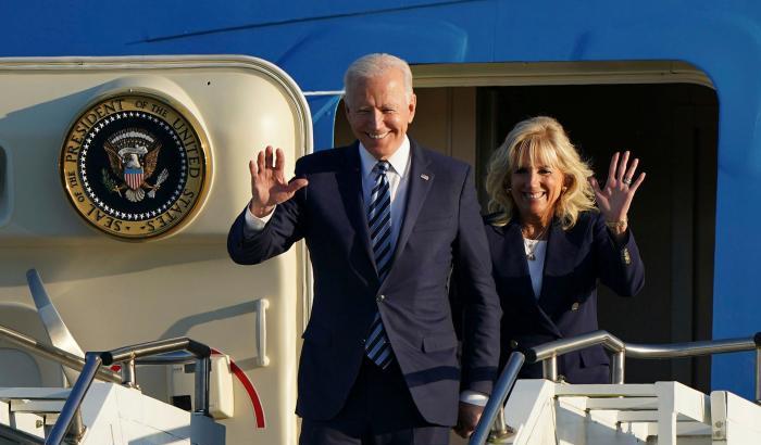 Joe Biden e la moglie atterrano a Mildenhall