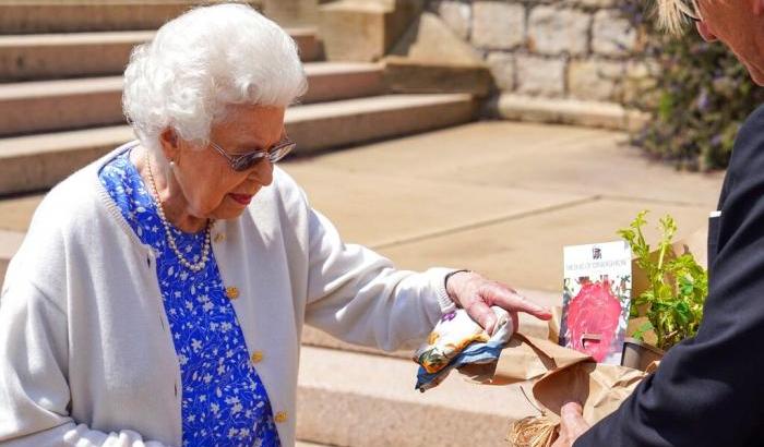 La regina Elisabetta celebra con una rosa i 100 anni del principe Filippo