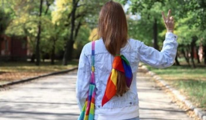 Ragazzina con borsa arcobaleno