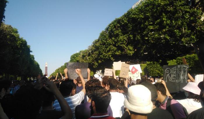 A Tunisi protesta contro le violenze della polizia: scontri