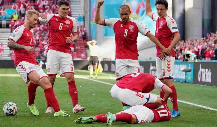 Christian Eriksen si accascia al suolo dopo un arresto cardiaco durante la partita Danimarca-Finlandia