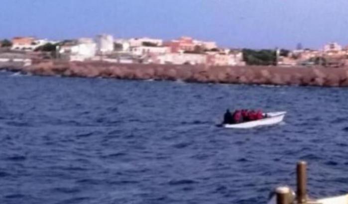 Otto sbarchi a Lampedusa: arrivano 384 migranti