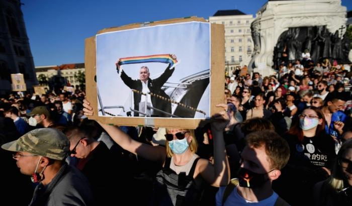 In Ungheria passa la legge anti-Lgbt: vietato "promuovere l'omosessualità"