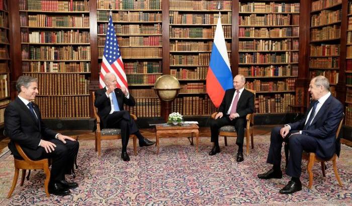 Ecco l'incontro Biden-Putin: in camera caritatis a Ginevra, divisi da un mappamondo