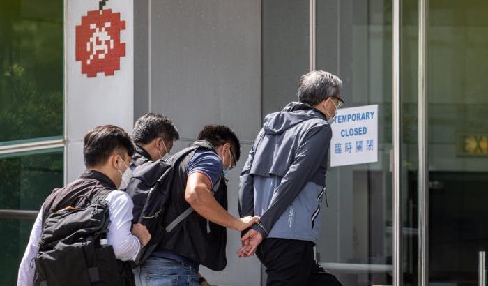 Prove tecniche di Regime: cinque dirigenti arrestati nel giornale filo-democratico di Hong Kong