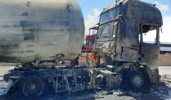 Terribile incidente sulla A1, un'autocisterna che trasportava Gpl è andata a fuoco: due morti