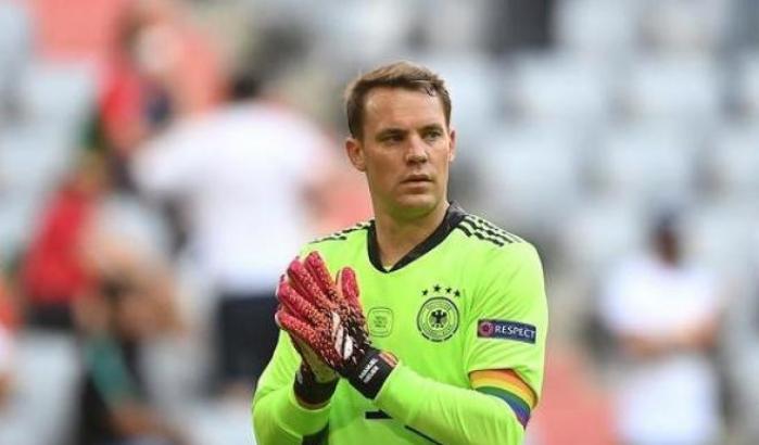 Neuer con la fascia arcobaleno alla partita contro l'Ungheria: no all'omofobia
