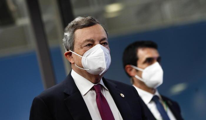 Non ti vaccini, ti ammali e muori: l'ex leghista querela il premier Draghi per questa frase