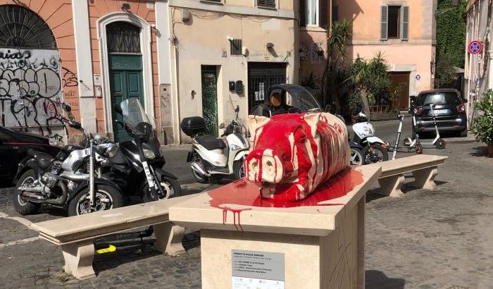 Vandalismo a Roma: dopo le polemiche imbrattata di rosso la statua della porchetta a Trastevere