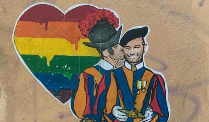 Il bacio tra le guardie svizzere: l'opera della street artist Laika nel giorno del pride