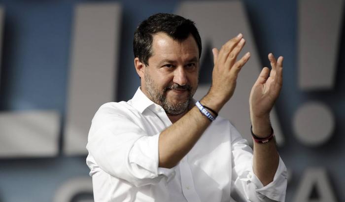 Salvini in crollo di consensi si riduce a denunciare sui social solo i crimini degli stranieri