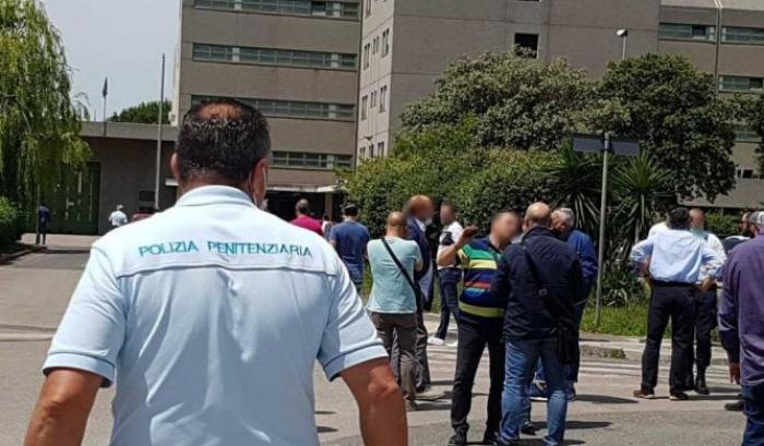 Pestarono i detenuti rivoltosi a Santa Maria Capua Vetere: misure cautelari per gli agenti della penitenziaria