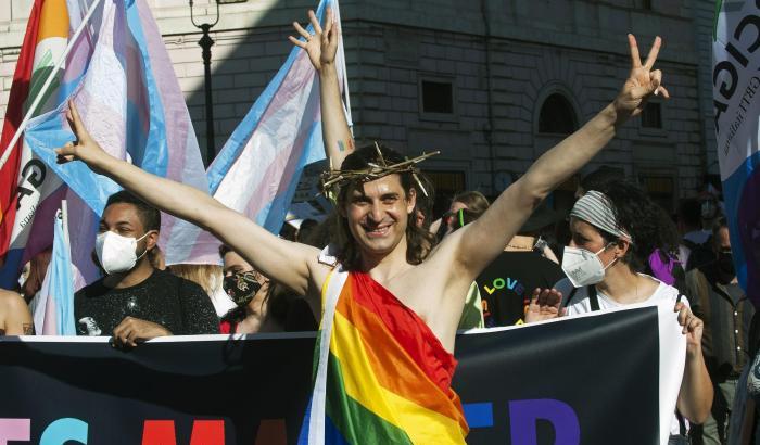 L’Italia è una giungla di violenza omofoba, ma a dare scandalo è un Gesù arcobaleno