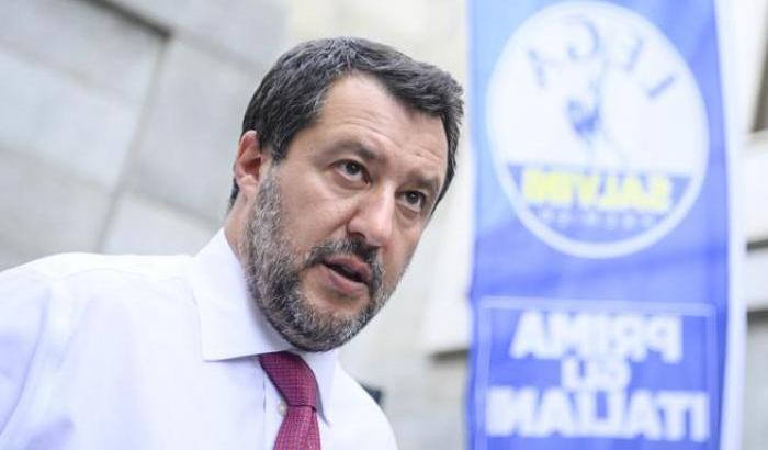Salvini la vittima: 