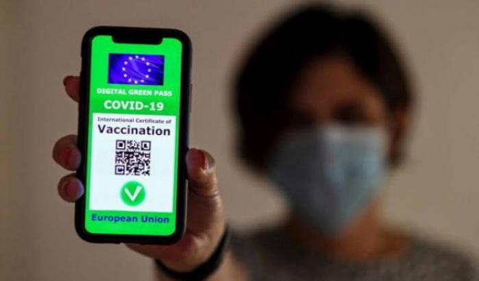 Falsi green pass e vaccini clandestini: sequestrati 10 canali telegram
