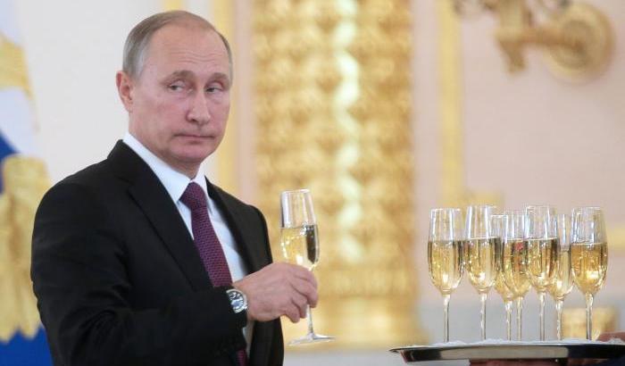 Putin con un flute di champagne