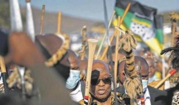 L'ex presidente sudafricano Zuma condannato a 15 mesi non si costituirà in carcere